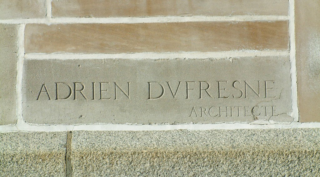 Épigraphe de l’architecte Adrien Dufresne sur la chapelle du Mont-Thabor, 1175, 18e Rue, à Limoilou, 1953.