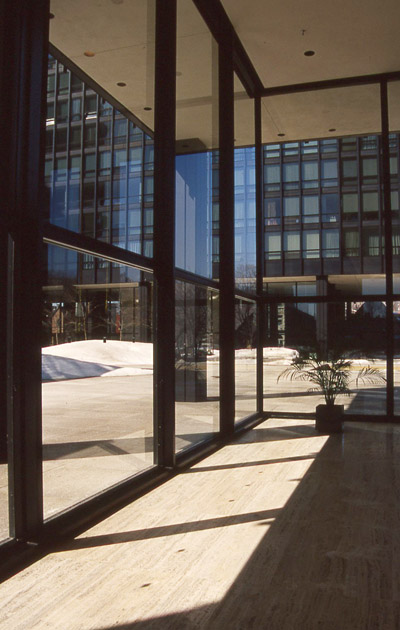 Le Westmount Square (1967), à Montréal. Les espaces intérieurs et extérieurs ne sont séparés que par une paroi vitrée.