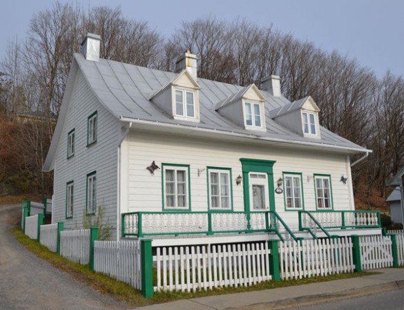 Maison traditionnelle québécoise d'inspiration néoclassique à l'Île d'Orléans. Photo : Catherine Vallières, Patri-Arch
