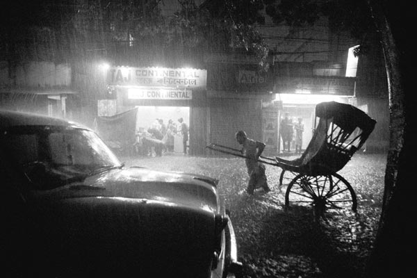 Lorsqu'il retourne à Calcutta, la vile est noyée par des pluies diluviennes et des marées débordantes.