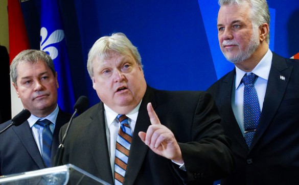 Le ministre de la Santé et des Service sociaux Gaétan Barrette entouré d'Yves Bolduc et de Philippe Couillard. La Presse Canadienne/Mario Beauregard