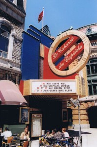 L’enseigne du théâtre du Capitole (ancien Cinéma de Paris), rue Saint-Jean. Cette enseigne et sa marquise lumineuse se sont pas mal dégradées depuis cette photo prise en 2000. Qu’adviendra-t-il de cette enseigne iconique avec le projet du théâtre Le Diamant? Photo : Martin Dubois.