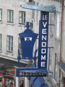 L’enseigne du Vendôme, côte de la Montagne, est vouée à disparaître depuis la fermeture du restaurant. Photo Martin Pelletier.