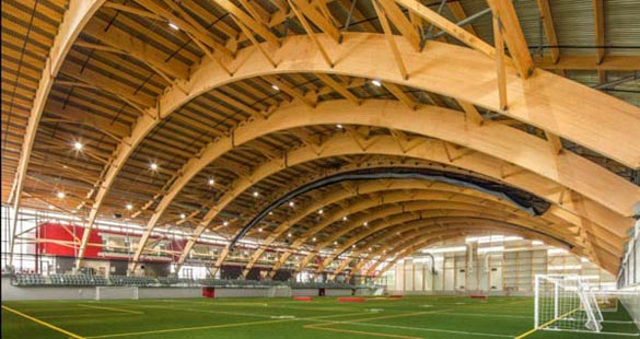 L’intérieur du stade TELUS-Université Laval avec ses grandes arches en bois lamellé-collé, 2012. Architectes ABCP Architecture et Coarchitecture. Photo Stéphane Groleau