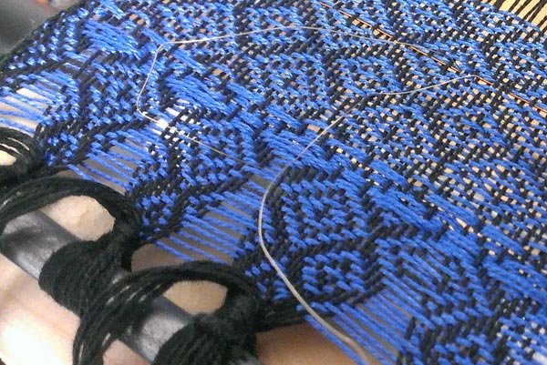 À peine visible, la fibre mise au point est assez malléable pour être tissée avec du coton ou de la laine.