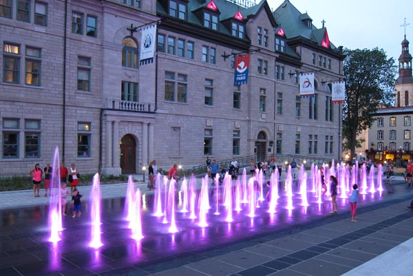 Les jets d'eau du jardin de l'Hôtel de ville. Photo : Martin Pelletier