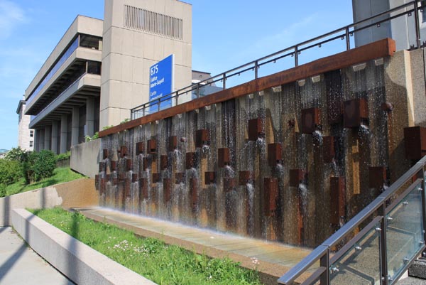 Le mur d'eau de l'édifice Marie-Guyart. Photo : Martin Dubois