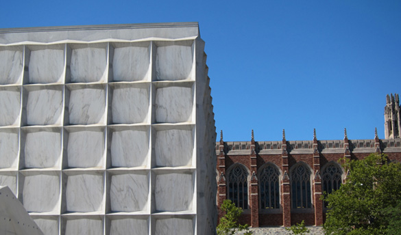 L'université Yale comprend des édifices modernes et néogothiques qui se côtoient. À gauche, la Beinecke Library (Skidmore, Owings et Merrill, 1963) et à droite, le Sterling Law Building (James Gamble Rogers, 1931). PhotoMartin Dubois