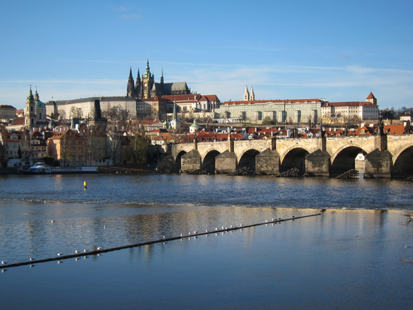 Le pont Charles sur la Vltava et, en fond de scène, le Château de Prague et la cathédrale Saint-Guy. Photo : Martin Dubois.