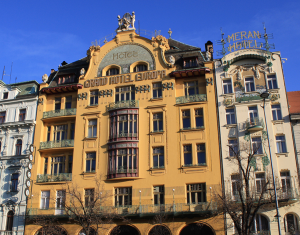 Édifices de style Art Nouveau sur la place Venceslas de Prague. Photo : Martin Dubois.