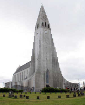 La cathédrale domine la ville de Reykjavik. Photo Martin Dubois