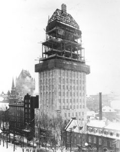 L'édifice Price et sa structure d'acier en construction, 1930. Photo Bibliothèque et Archives nationales du Québec