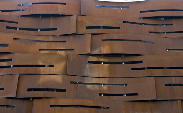 Plaque d'acier Corten revêtant l'extérieur du stationnement étagé de la Falaise apprivoisée dans le quartier Saint-Roch. Photo Martin Dubois