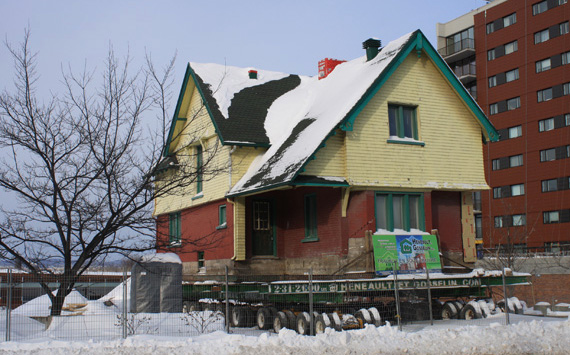 Le cottage Ross déménagé sur son nouveau site. La maison encore sur sa remorque attend d'être déposée sur ses nouvelles fondations. Photo Martin Dubois